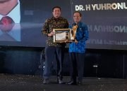 Bupati Lamongan Raih Penghargaan Pembina Petani Terbaik di HUT Ke-1 KabarBaik.co