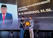 Bawa Pengaruh Positif untuk Kemajuan Banyuwangi, Mujiono Raih Penghargaan Lifetime Achievement a Leader