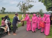 Sambangi Petani di Sawah, Ibu Bhayangkari di Gurah Kediri Bagikan Nasi Kotak