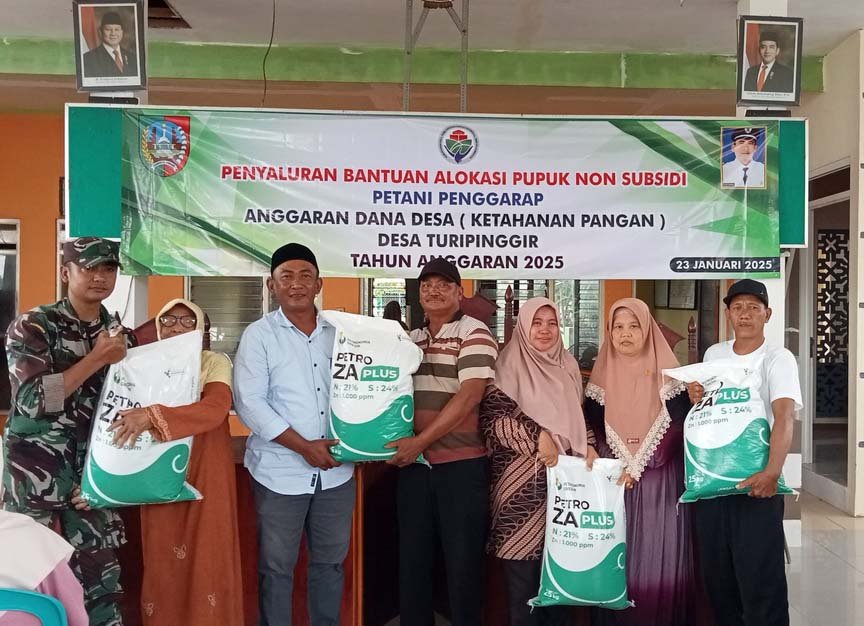 Perkuat Ketahanan Pangan Lokal, Pemdes Turipinggir Jombang Bagikan Pupuk Gratis untuk Warga
