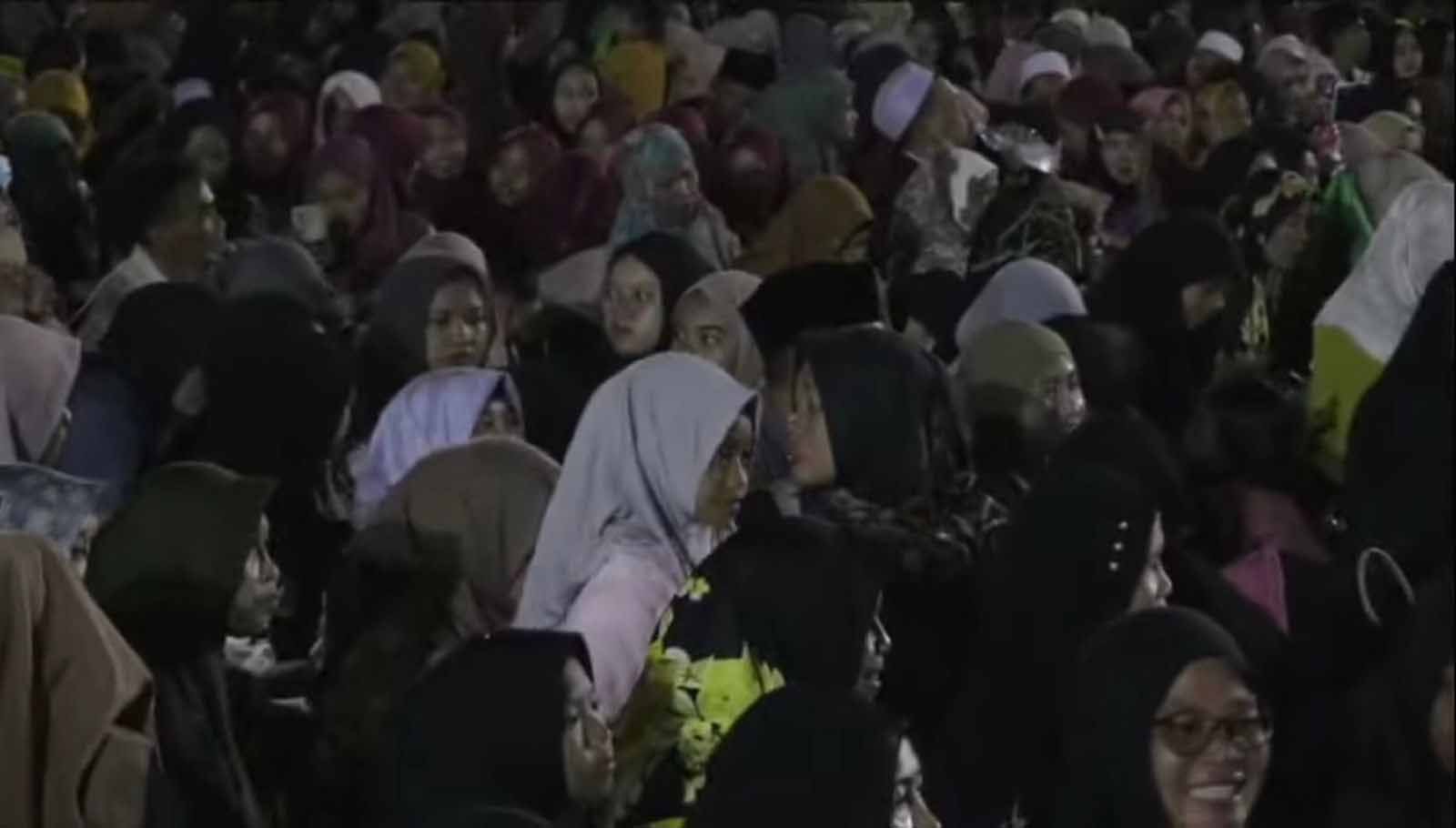 Antusiasme masyarakat hadiri pengajian Gus Muhammad Iqdam Kholid di Desa Kedanyang Kecamatan Kebomas