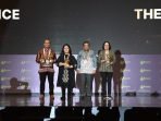 Direktur Operasi Produksi PG Digna Jatiningsih paling kanan saat menerima Penghargaan The Best Domestic Gas Buyers pada ajang ICIUOG 2023 di Bali