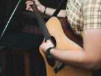 Fakta Menarik Bermain Alat Musik Gita