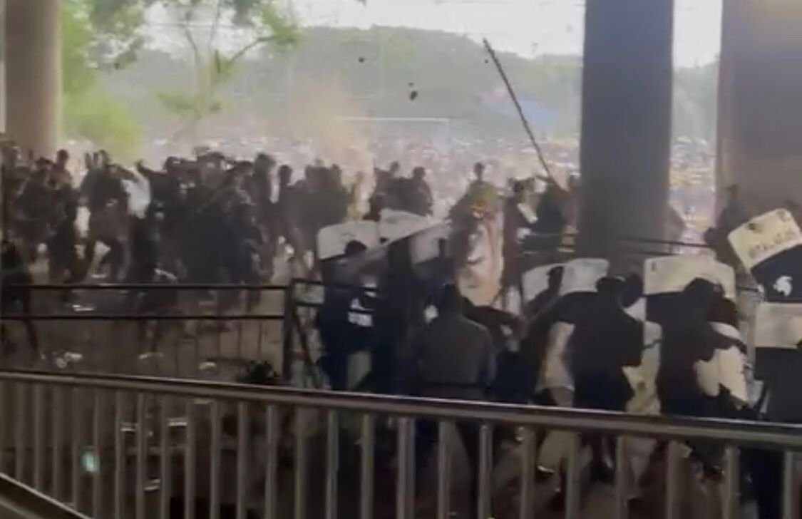 Suporter Ultras Gresik Bentrok dengan Aparat, Polisi Tembakkan Gas Air Mata 1 IMG 20231119 WA0001