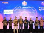 SVP Sekretaris Perusahaan PG Adityo Wibowo SVP Teknik PG I Gusti Bagus Manacika beserta Insan PG saat menerima penghargaan pada ajang Top Digital Award 2023 di Jakarta