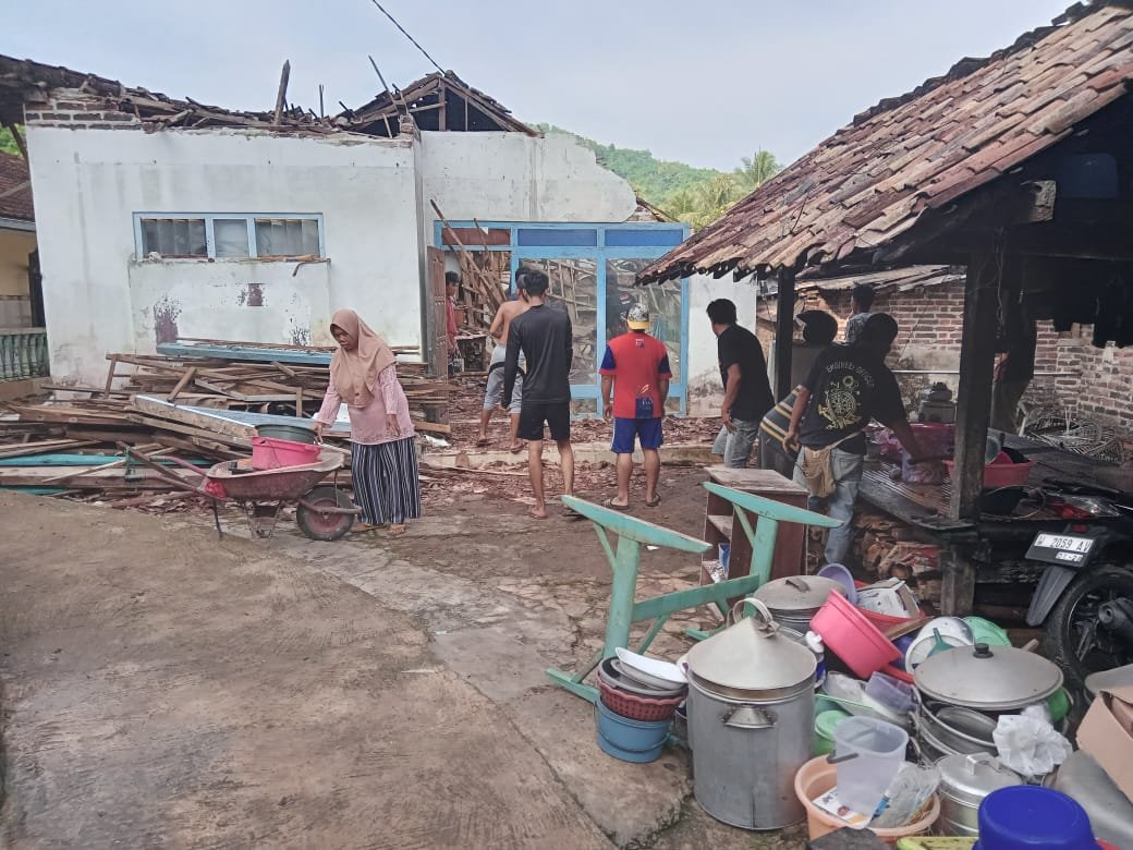 rumah ambruk