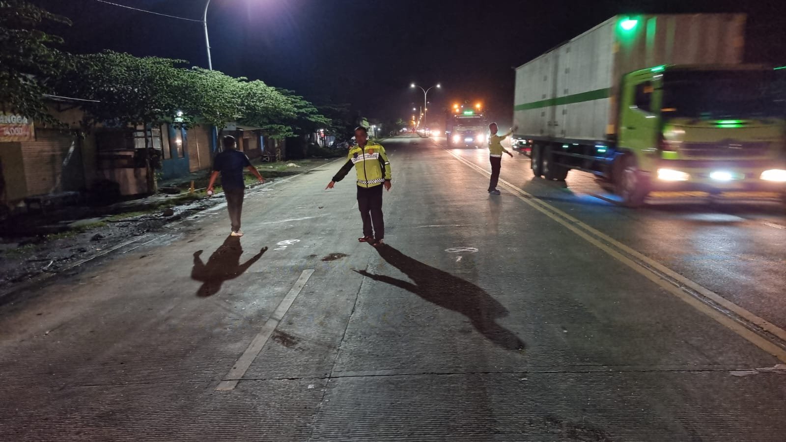 Tabrakan Maut 2 Mobil dan Sepeda Motor di Gresik, 2 Korban Tewas & 5 Luka-luka 1 835751ba 0f10 4a2e a2f5 ebf295ed1ca2