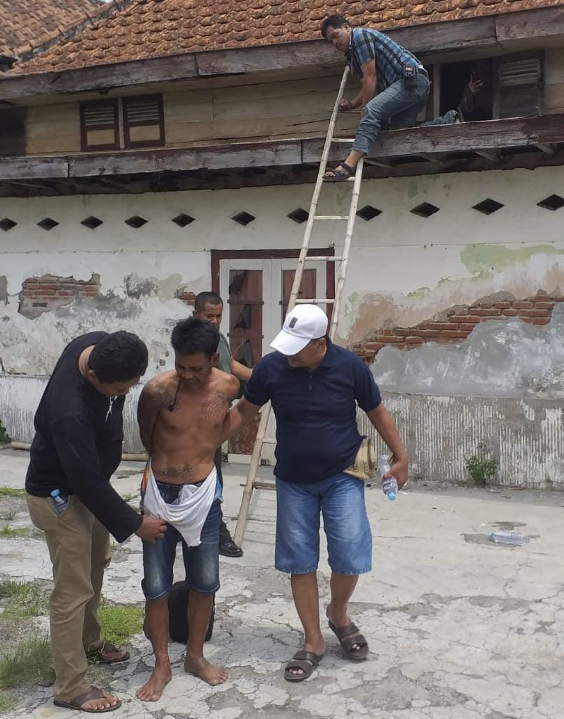 Sembunyi di Plafon, Polisi Bekuk Pembacok Warga Punduttrate Gresik 1 IMG 9987