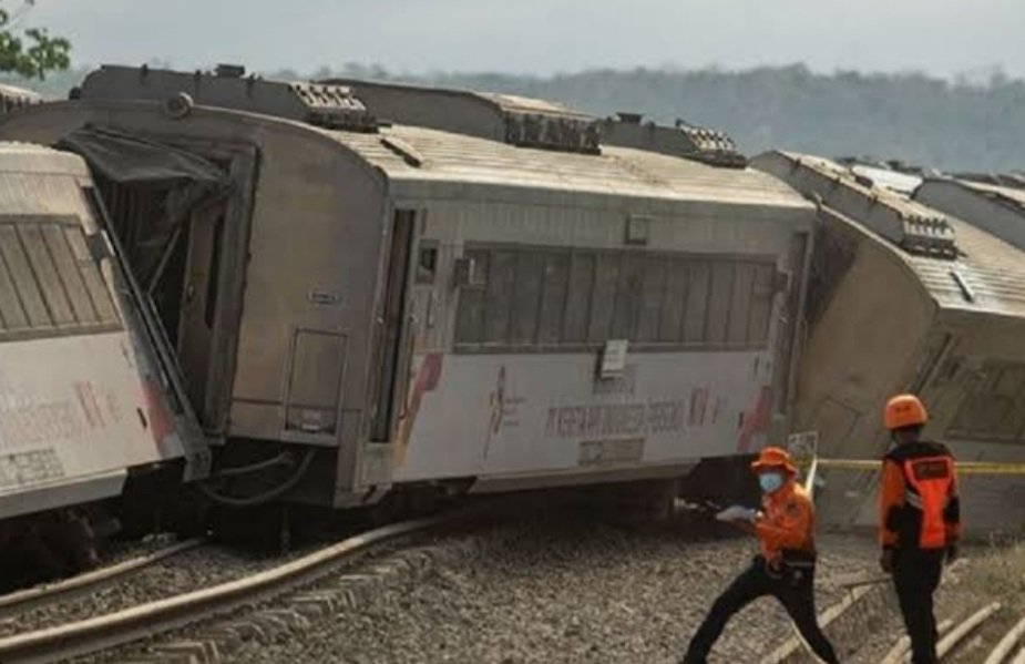 Kereta api anjlok