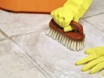 membersihkan lantai kamar mandi