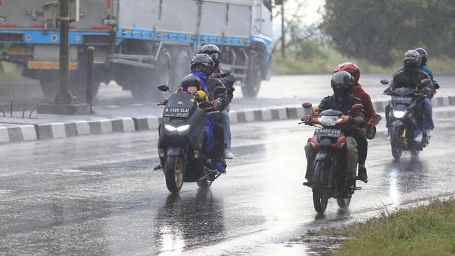 pengendara sepeda motor harap waspada saat hujan