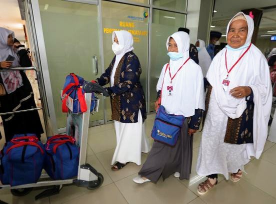 sejumlah jamaah umrah dari aceh tiba kembali di tanah 220316174613 137