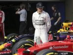 0202 Naskah Olahraga Formula 1 Lewis Hamilton Pindah ke Rival 1