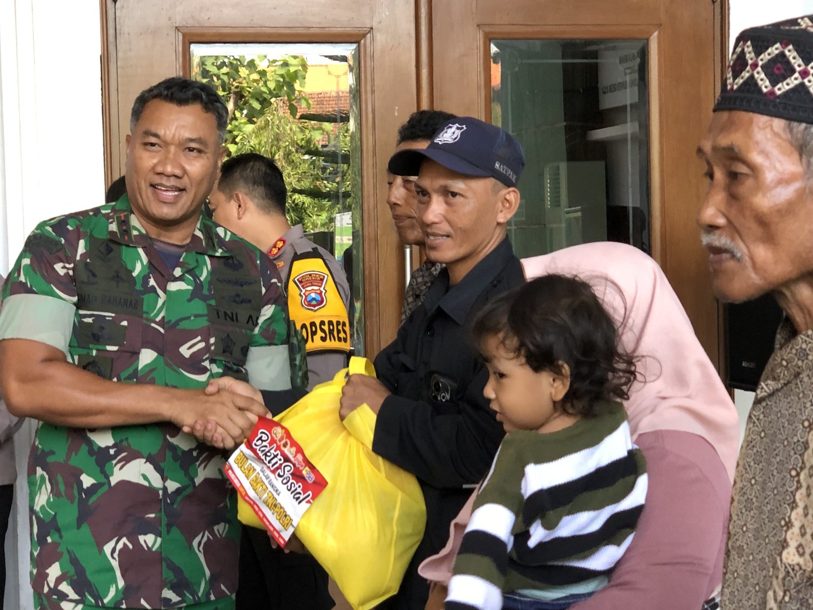Sasar Ribuan Masyarakat, Polres dan Kodim Gresik Gelar Baksos Bulan Bakti TNI-Polri 2 IMG 0341 scaled