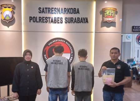 dua pria diringkus polisi dua pria diringkus polisi