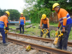 daop 8 surabaya perbaiki jalur KA