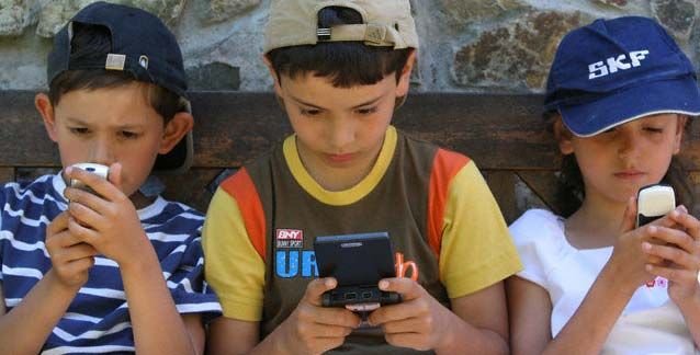 5 Kesalahan Orang Tua Saat Anak Pegang Gadget