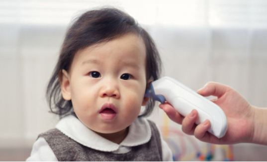 membersihkan telinga sikecil membersihkan telinga sikecil
