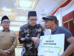 pj gubernur serahkan bantuan kebaznas