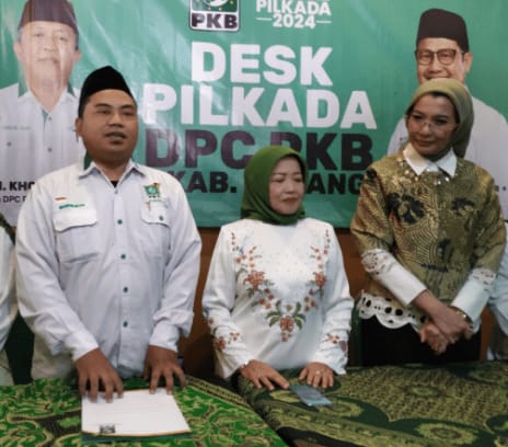 Latifah Shahib (tengah) saat mendaftar sebagai bacakada di Kantor DPC PKB Kabupaten Malang.