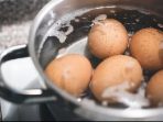 merebus telur