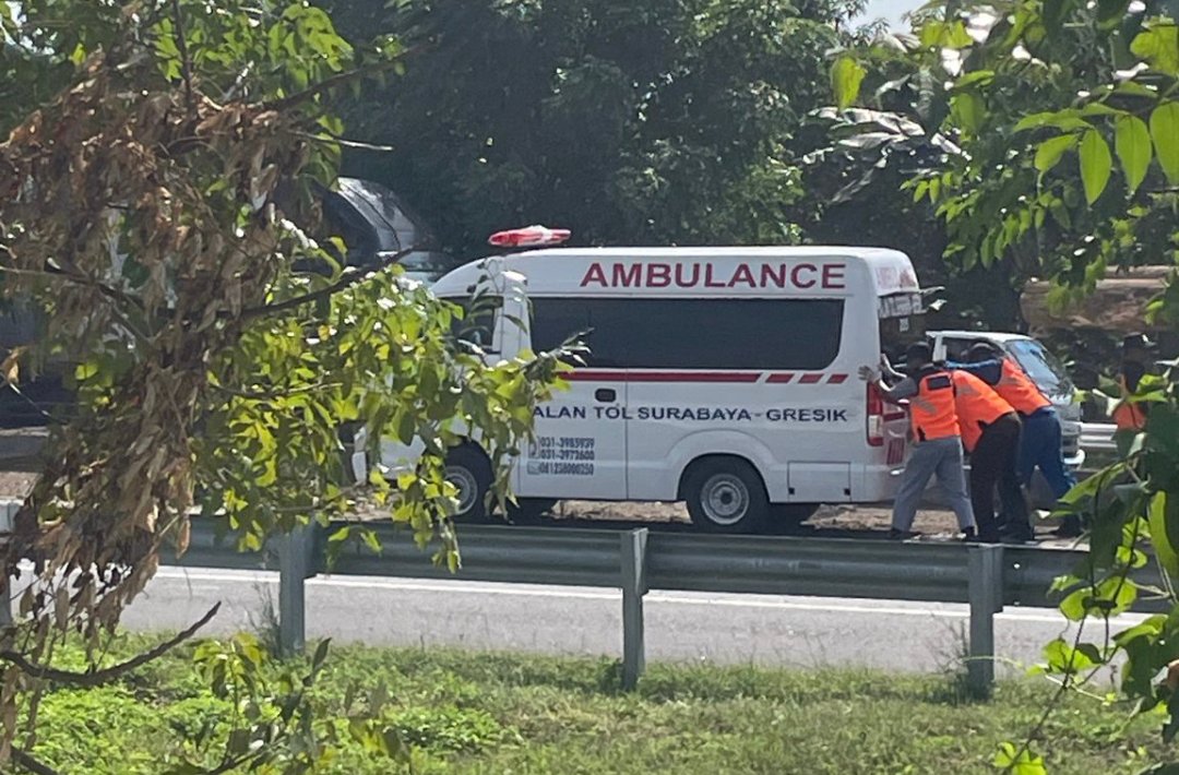 Mengerikan! Kecelakaan Elf dan Truk Trailer di Tol Kebomas Gresik, Ambulance Datang Silih Berganti 1 IMG 3842