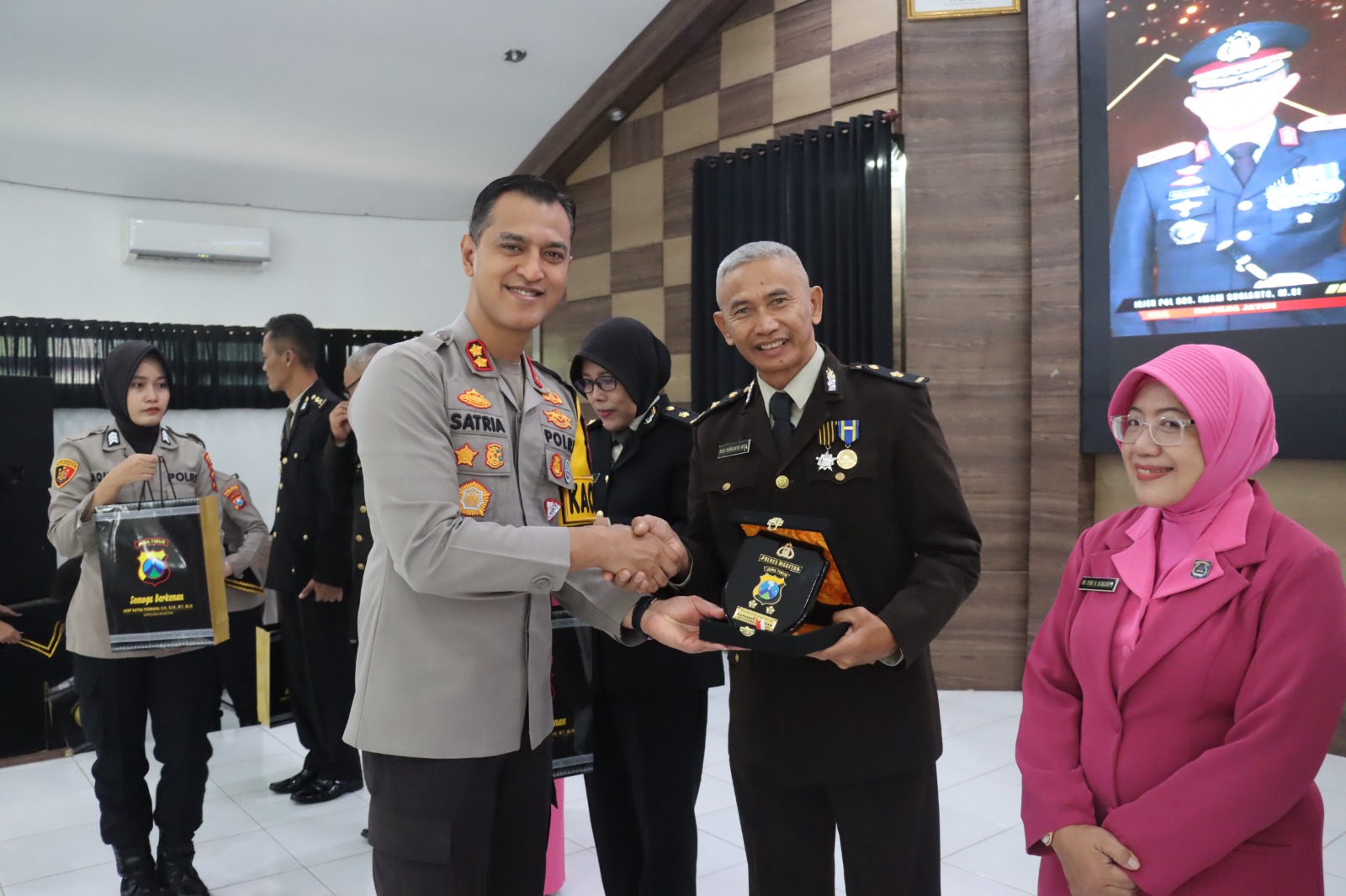 Pedang Pora Antar Purna Tugas 14 Personel Polres Magetan 1 magetan 1