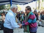 Dirut PG Dwi Satriyo Annurogo kanan bersama Perdana Menteri Timor Leste Xanana Gusmao kiri pada Peluncuran Beras Nasional Perdana di Dili Timor Leste
