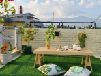 Bosan dengan Rutinitas? Coba 7 Ide Rooftop Garden Ini untuk Relaksasi 6 rooftop area makan