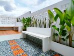 Bosan dengan Rutinitas? Coba 7 Ide Rooftop Garden Ini untuk Relaksasi 3 rooftop bernuansa putih