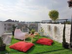Bosan dengan Rutinitas? Coba 7 Ide Rooftop Garden Ini untuk Relaksasi 1 rooftop meja lesehan