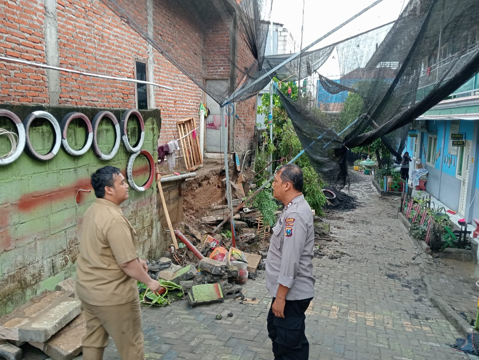 Diguyur Hujan Deras, Tembok Rumah Warga di Gresik Ambruk Timpa Beberapa Motor Guru 1 e05a90fa 2a30 4b45 a64a c3f5405aa96e