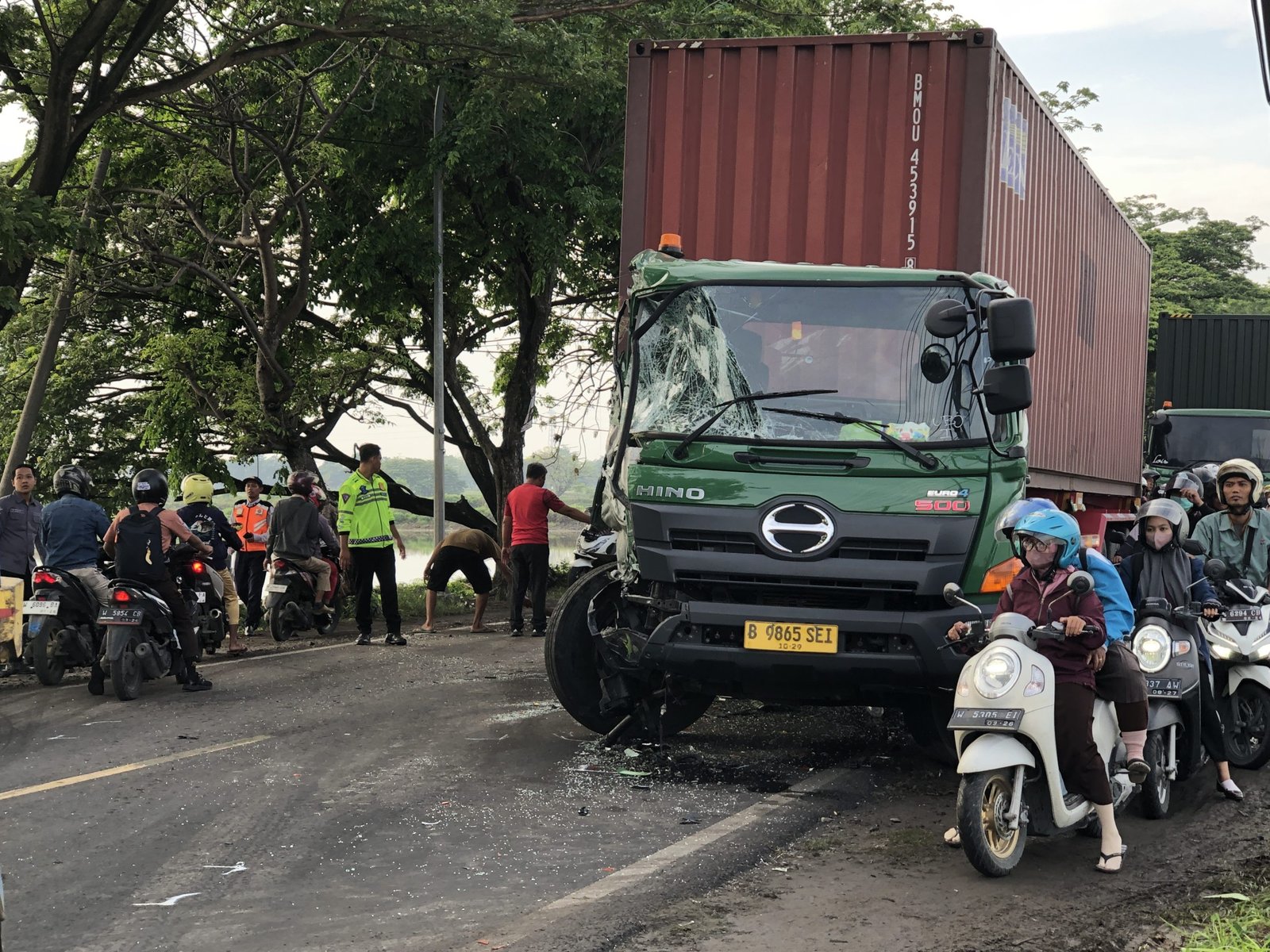Adu Banteng Truk Gandeng Versus Truk Trailer di Gresik, Ringsek Parah dan Begini Kondisi Sopir 1 IMG 8264 scaled