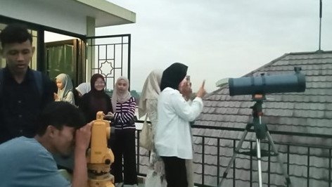 Mahasiswa UIN Surakarta melakukan rukyatulhilal