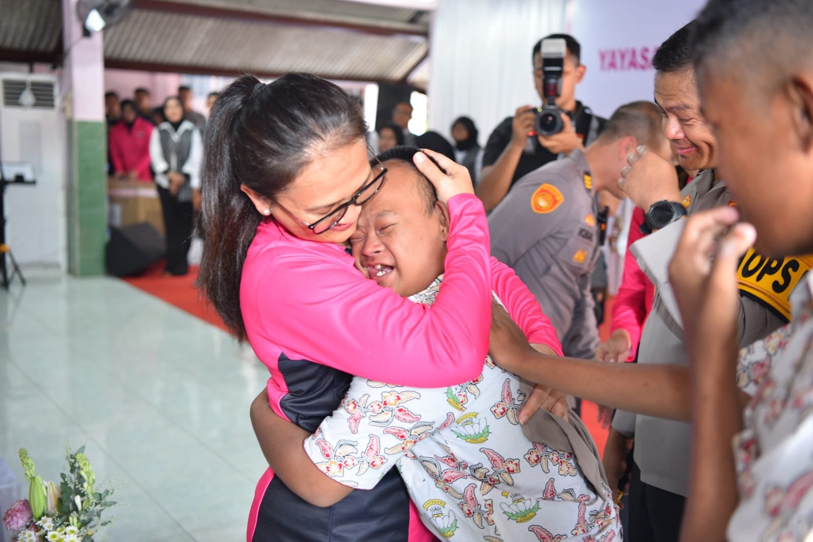 Tangis Bahagia Siswa SLB di Gresik Dapat Hadiah Baju Polisi dari Istri Kapolri 1 e38f822f 7423 4920 a2a0 d9f02c4e4751