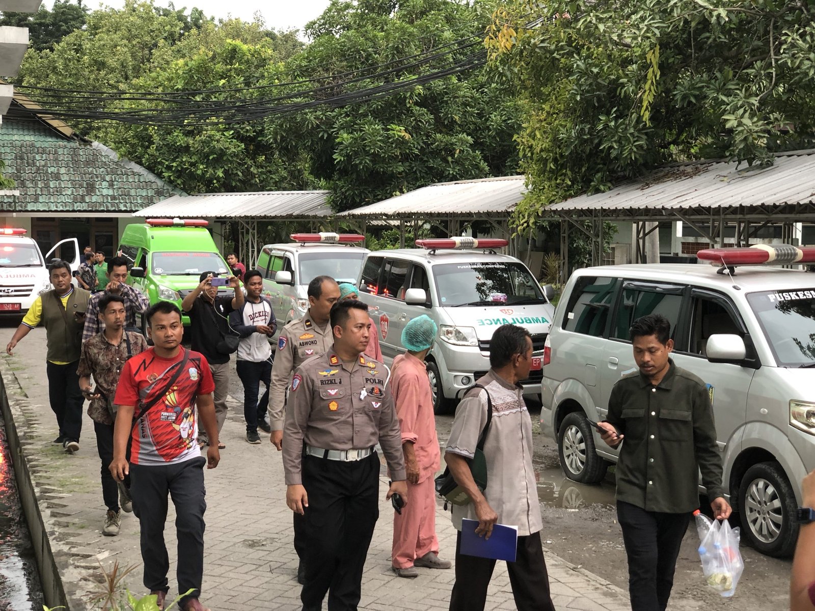 6 Mobil Ambulans Antarkan 7 Korban Kecelakaan Maut di Gresik Menuju Tuban, Jenazah Balita Dipangku Paman 1 IMG 1987 scaled