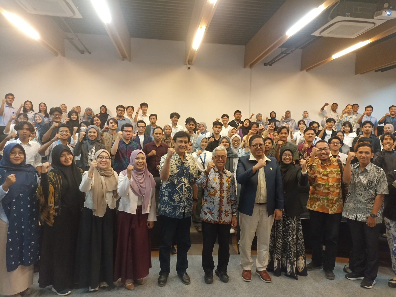 Suntikkan Gagasan Revolusioner ke Mahasiswa UISI, Prof Dwi Soetjipto: Inovasi Bukan Pilihan, Tapi Keharusan 1 IMG 20250518 WA0045 scaled