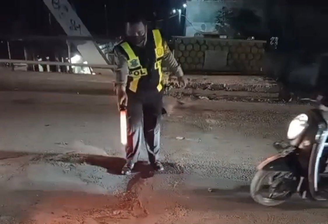 Jembatan Ambles, Lalu Lintas Simpang 4 Legundi Gresik Tersendat Sejak Kemarin 1 IMG 2988