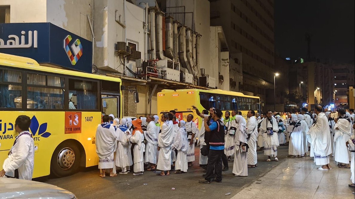 Jamaah bersiap naik bus shalawat