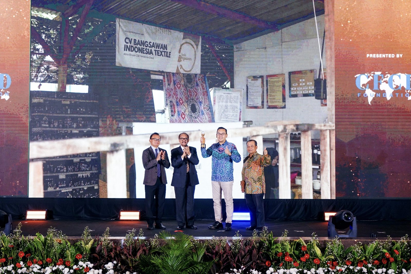 SVP Sekretaris Perusahaan PG Adityo Wibowo 2 dari kanan saat menerima penghargaan Bina Mitra UMKM Award 2025 di Jakarta scaled