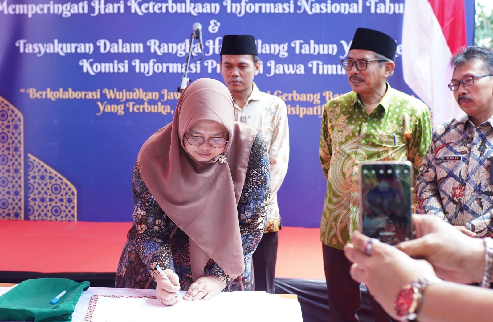 Sebar 5 Nilai Utama Keterbukaan Informasi Publik dengan Aksi Tanam Pohon Jambu 1 TTD MAKLUMAT scaled