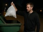 buang sampah malam hari