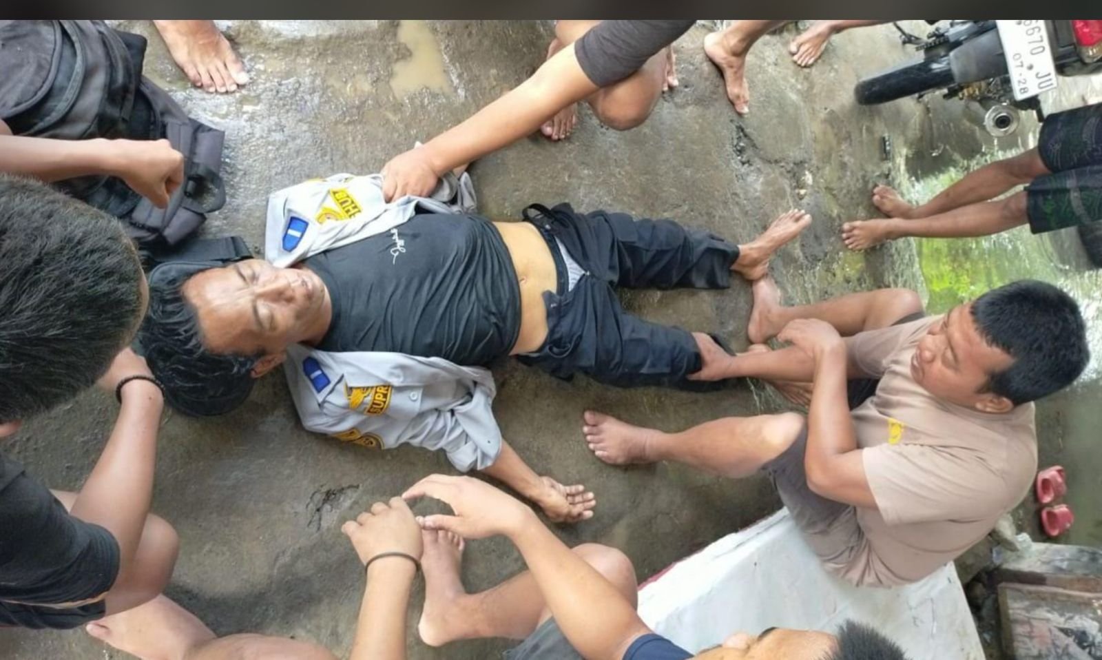 Nekat Terobos Banjir Kali Lamong, Petugas Dishub Gresik Terseret Arus Deras 1 17e92ee7 2964 48d0 9737 00741b8ef38a