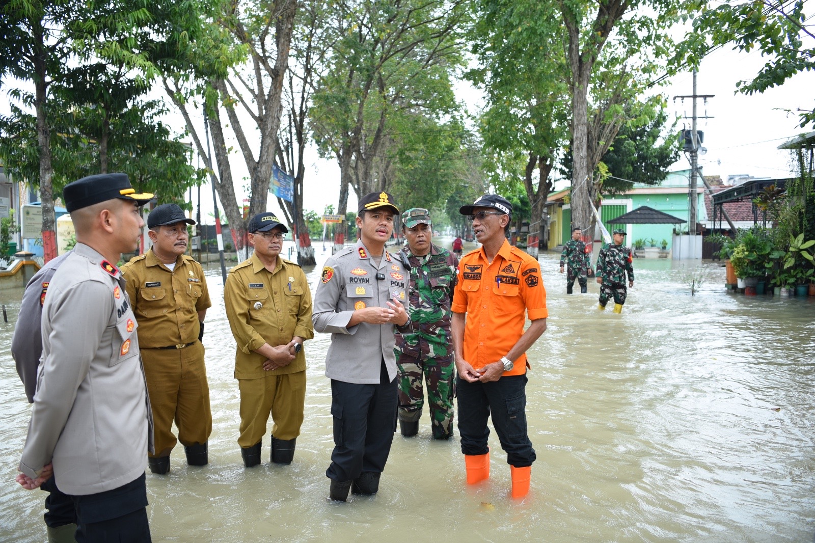 Turun ke Lokasi Banjir Kali Lamong, Kapolres Gresik Salurkan Bantuan Sembako 1 5569c16a d0e0 4de8 84a5 269eb47fe90d