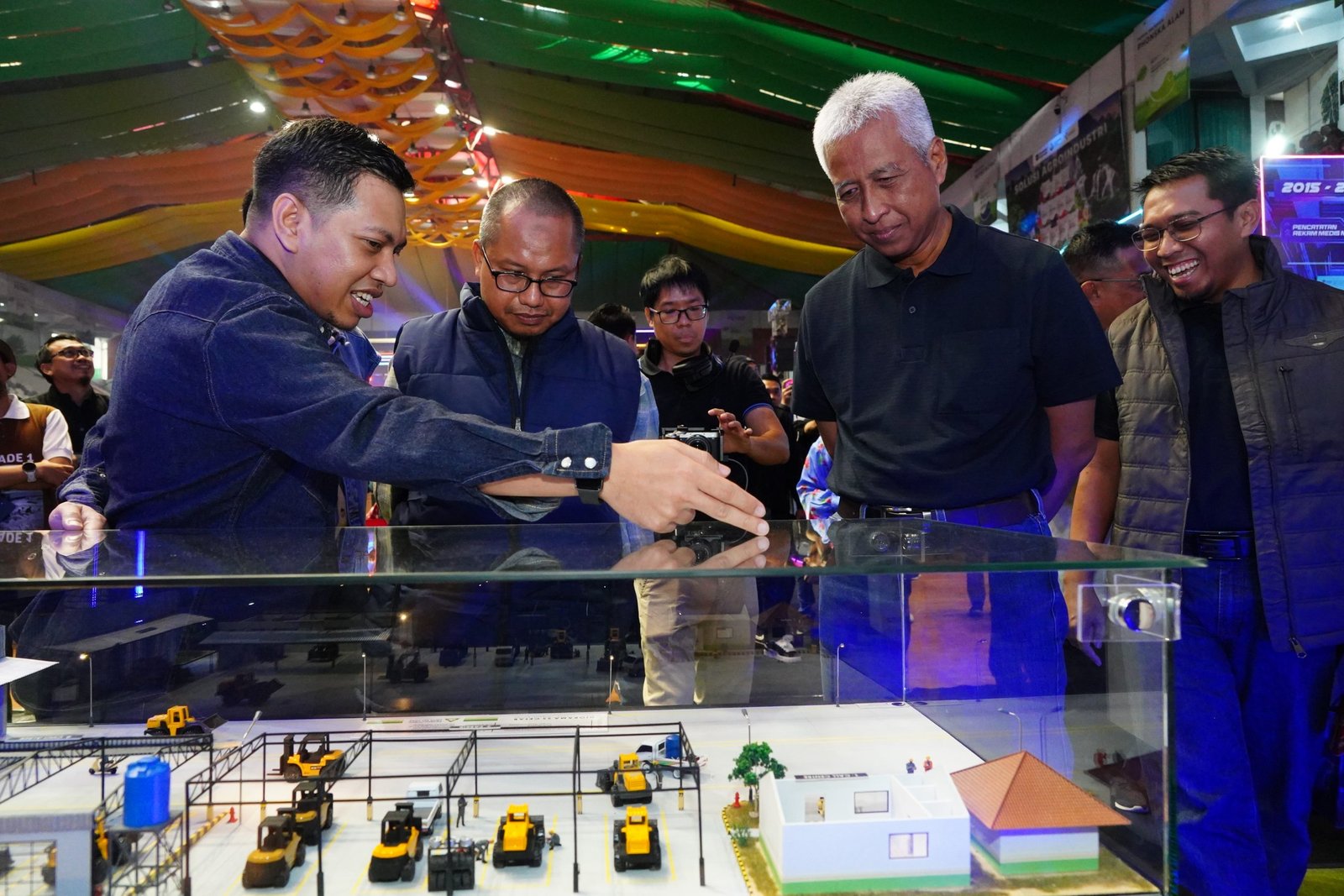 SVP Operasi II Petrokimia Gresik Joko Raharjo 2 dari kiri mengunjungi salah satu booth inovasi dalam acara Konvensi Inovasi Petrokimia Gresik KIPG XXXIX di Gresik scaled