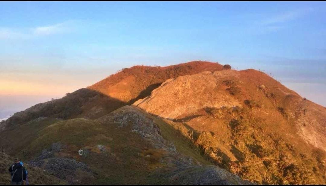 gunung binaiya