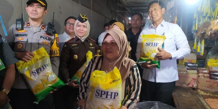 Pantau Stabilitas Harga, Dirut Bulog-Walkot Kediri Sidak Beras SPHP di Pasar Setono Betek 1 836cef5c 1ae0 4cc9 8d29 4f75dd784db1