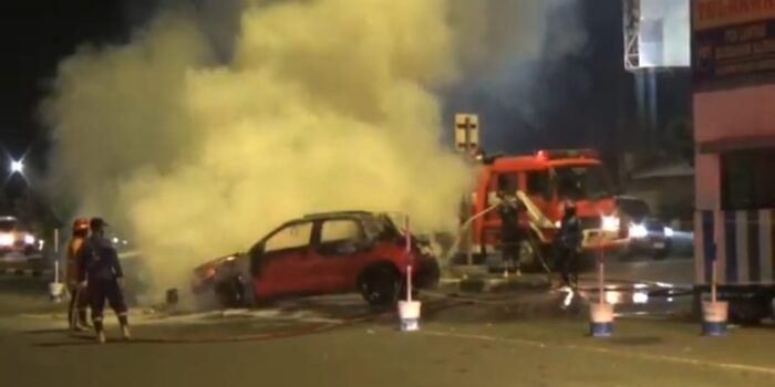 Outlander Terbakar di Raya Aloha Sidoarjo, Diduga Korsleting Lampu Depan 1 b1af1300 4b78 41f9 a2e1 2da6b22ee2cd
