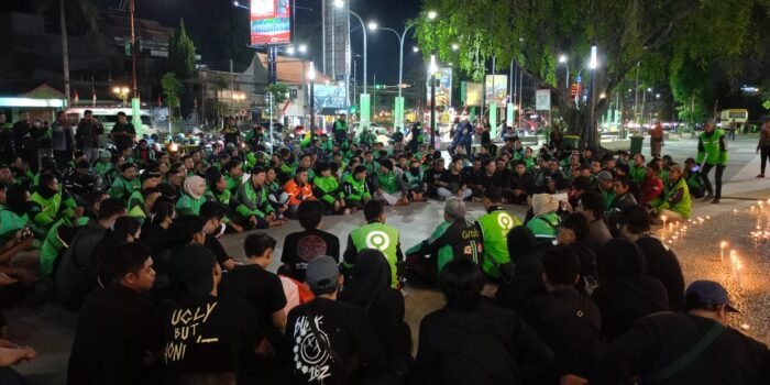 Minta Keadilan, Ojol Sidoarjo dan Tokoh Lintas Agama Gelar Doa untuk Affan di Depan Monumen Jayandaru Sidoarjo 1 01f20967 c224 4571 8c8e c216b89b614a