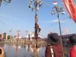 Lomba panjat pinang di Festival Omah Sawah 2025